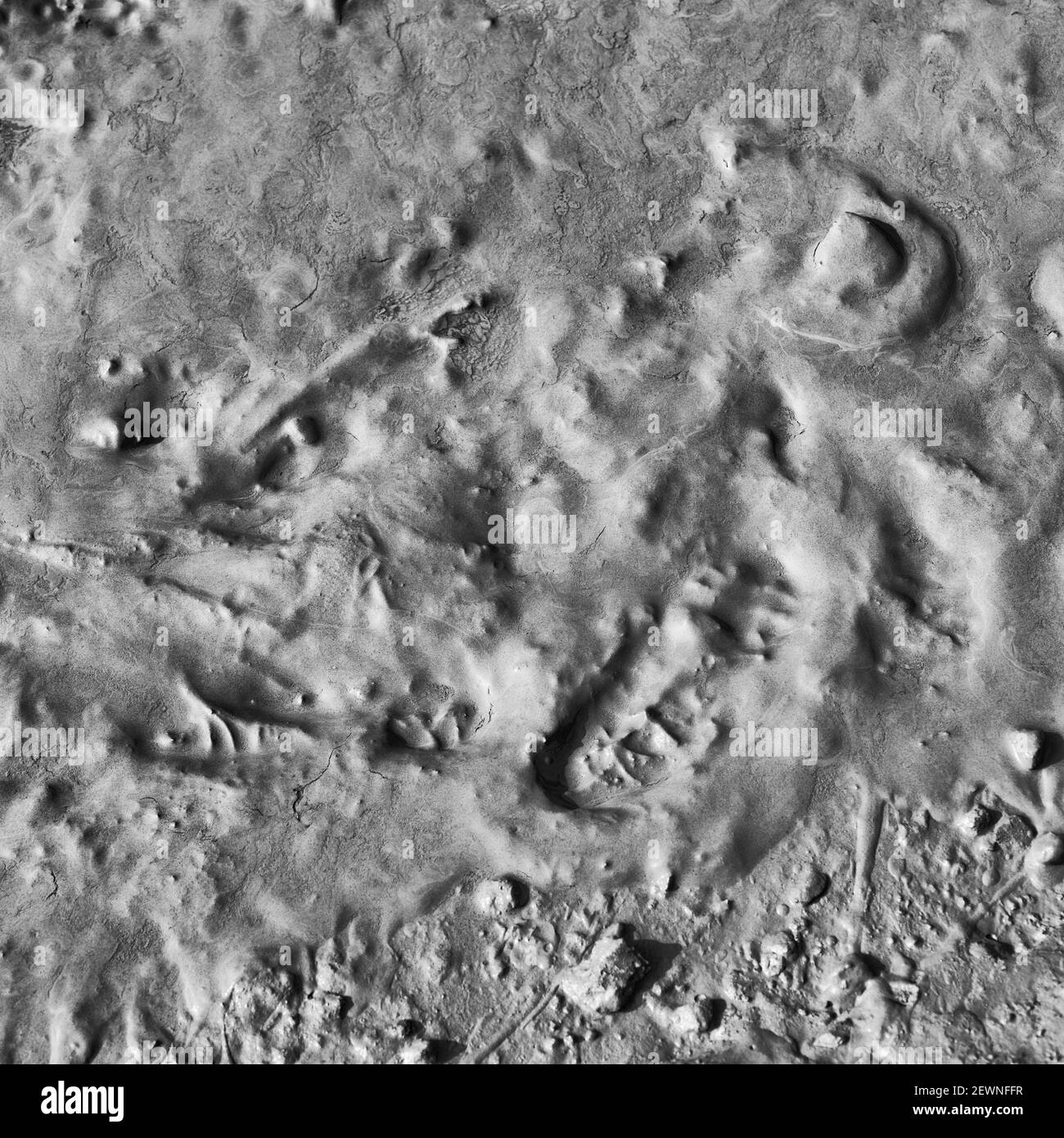 Nero e bianco indistinto fangoso cavetto primordiale e forma parziale del piede come lingua-in-guancia astratto della caccia della NASA per la vita su Marte. Pulire come fango. Foto Stock