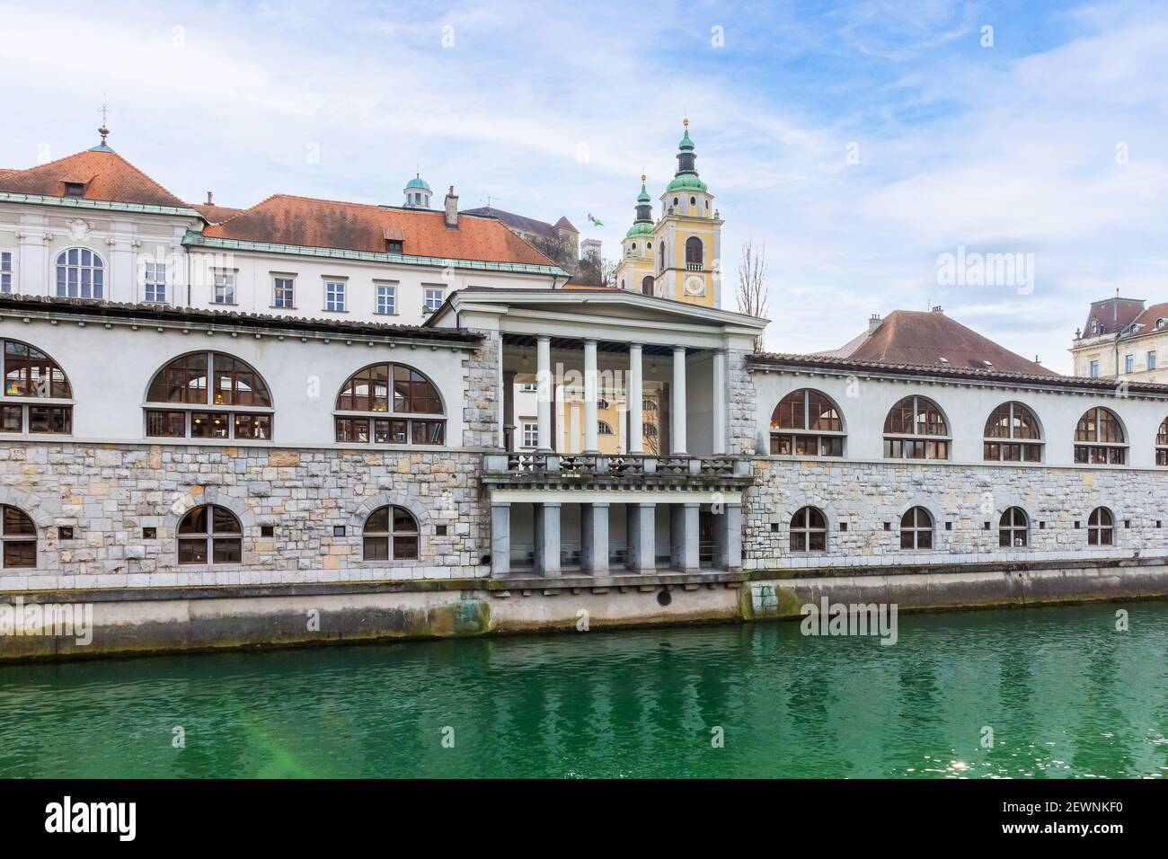 Centro di Lubiana in autunno in Slovenia con il fiume Lubiana. Foto Stock