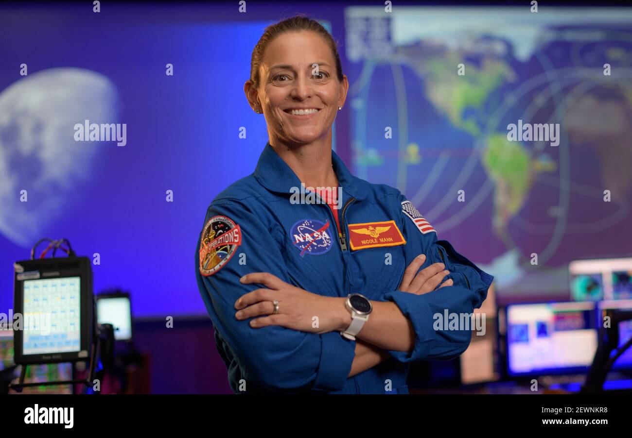 HOUSTON, TX, USA - 17 settembre 2020 - l'astronauta della NASA Nicole Mann pone per un ritratto, giovedì 17 settembre 2020, nella Blue Flight Control Room a N. Foto Stock