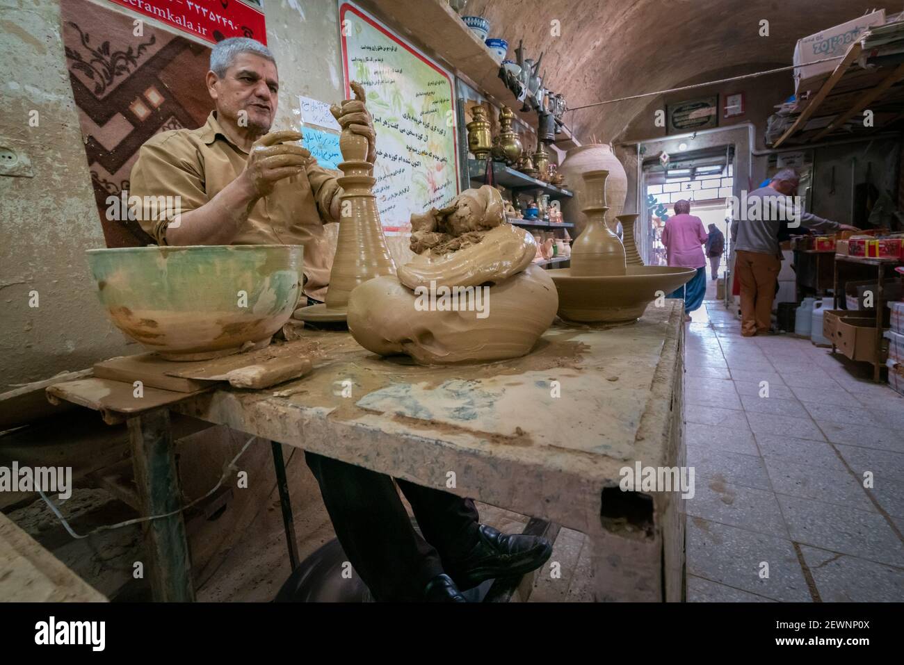Meybod, Iran - 14.04.2019: Potter che lavora con l'argilla nel suo negozio di ceramiche in Iran. Foto Stock