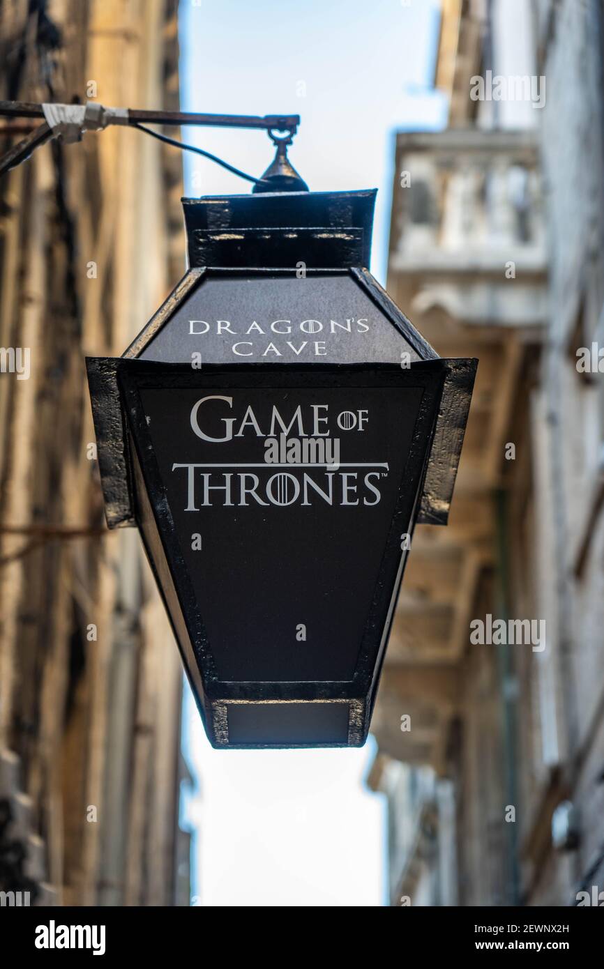 Dubrovnik, Croazia - Agosto 22, 2020: Lampada nella decorazione del Trono di Spade nella strada della città vecchia Foto Stock