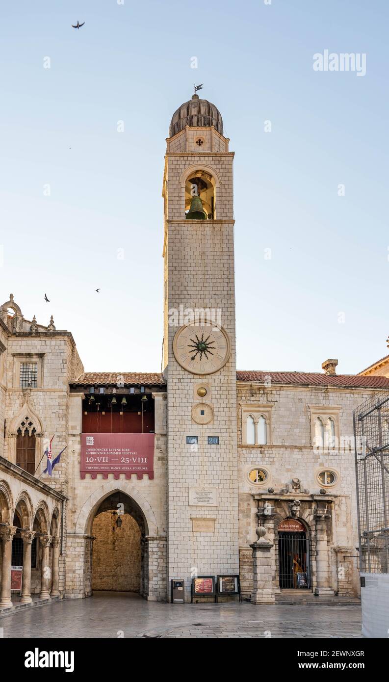 Dubrovnik, Croazia - Agosto 22, 2020: Vista della torre campanaria da via vuota stradun nel centro storico alba mattina Foto Stock