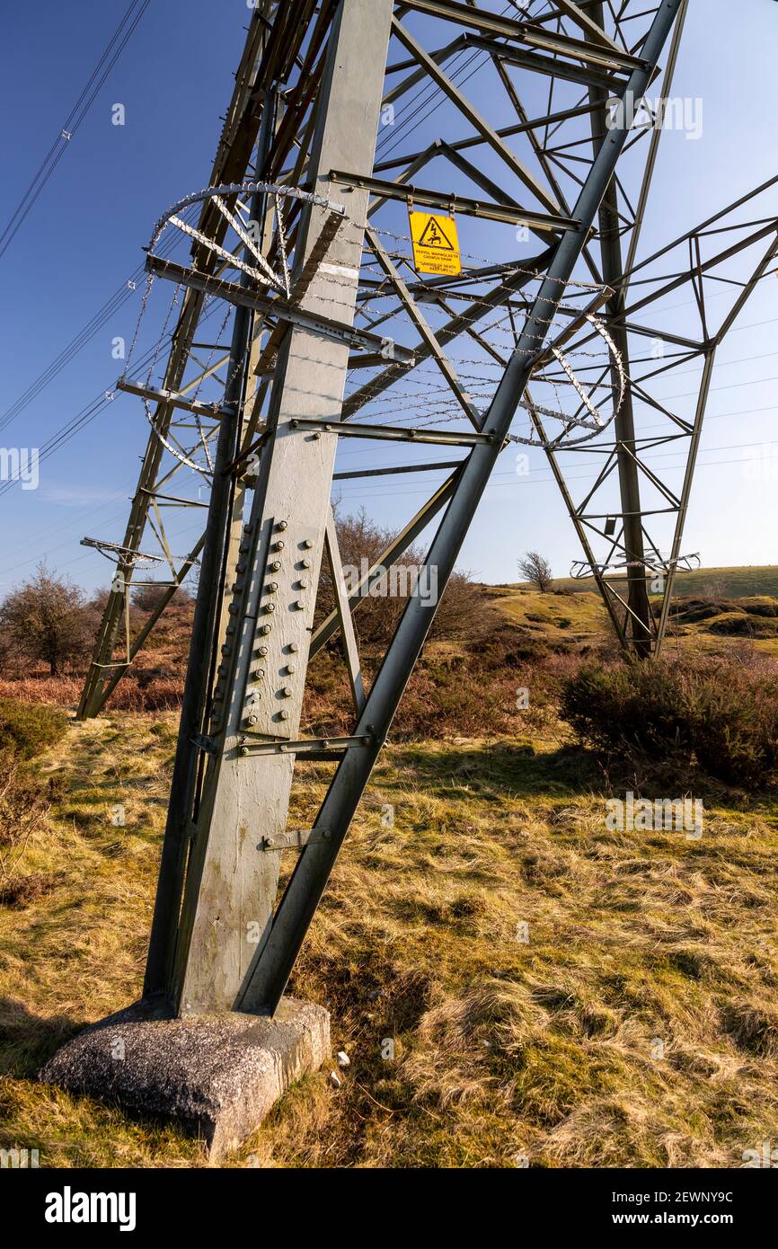 Pilone e cavi elettrici contro un cielo blu Foto Stock