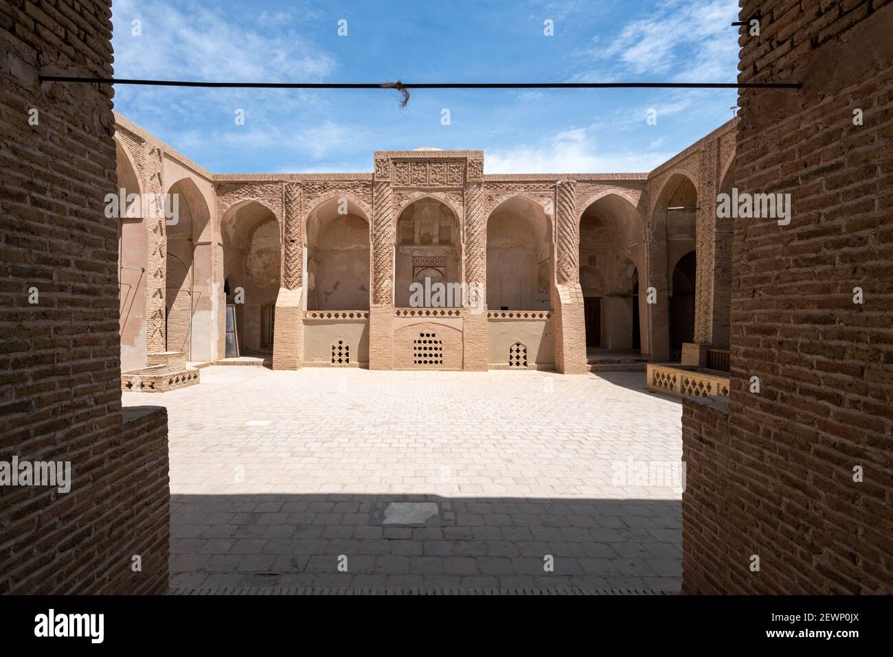 Yazd, Iran - 13.04.2019: Cortile della storica Moschea Jameh di Naein, provincia di Yazd, Iran. Architettura islamica molto antica. Foto Stock