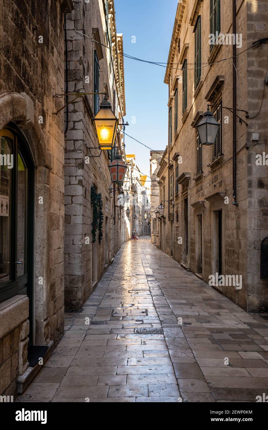 Dubrovnik, Croazia - Agosto 22, 2020: Strada stretta del Sone nella città vecchia in ora del mattino con la lampada ancora accesa Foto Stock