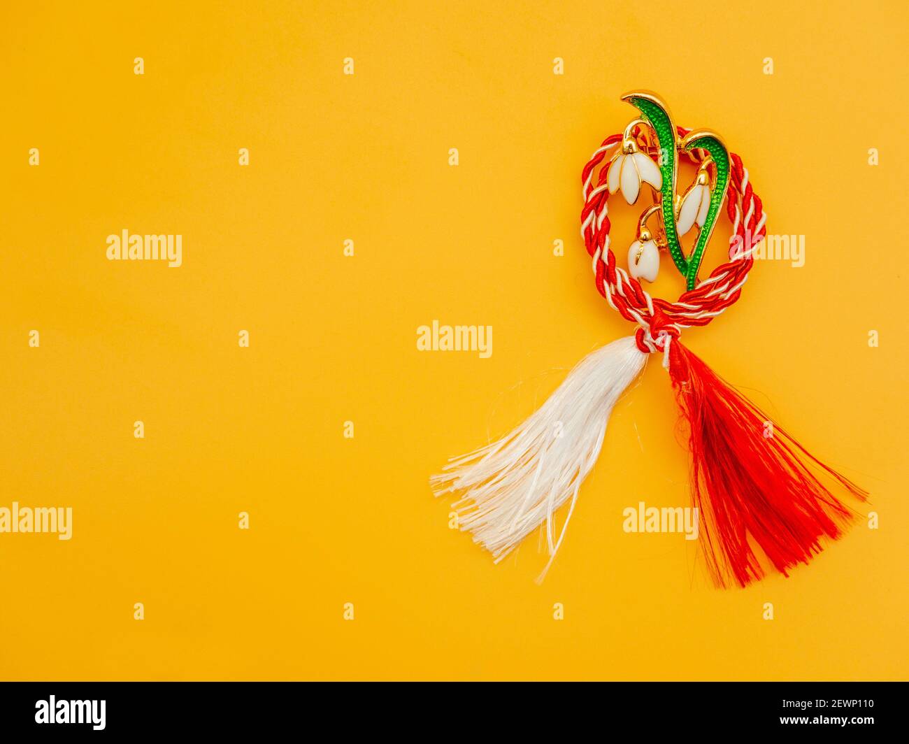 stringa rossa e bianca su sfondo colorato balcani 1° di tradizione di marzo Foto Stock