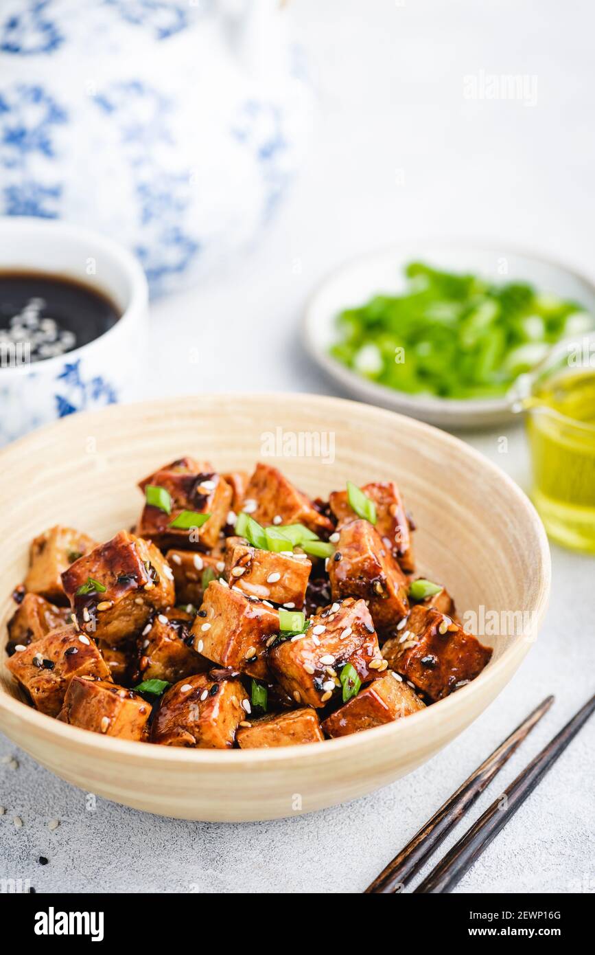 Mescolare il tofu marinato fritto nel recipiente. Cucina cinese Foto Stock