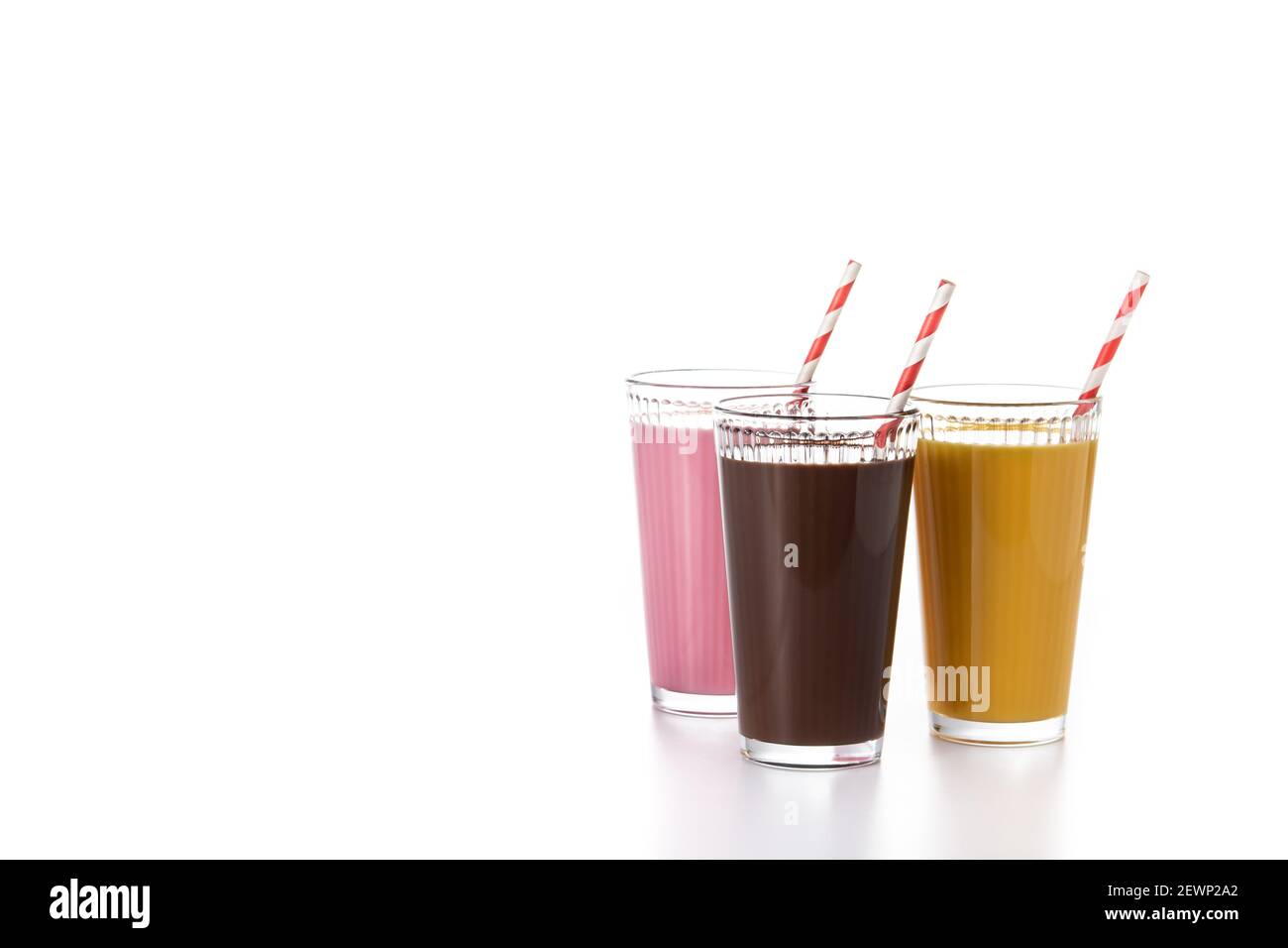 Cioccolato, fragole e milkshakes di vaniglia isolati su sfondo bianco Foto Stock
