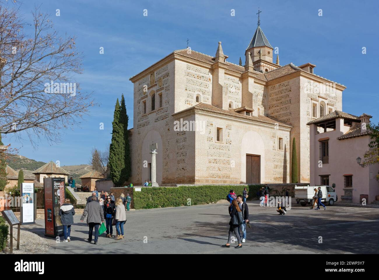 GRANADA, Spagna - 28 dicembre 2015: Turisti al di fuori della chiesa cattolica di Santa Maria dell'Incarnazione nel complesso dell'Alhambra Foto Stock