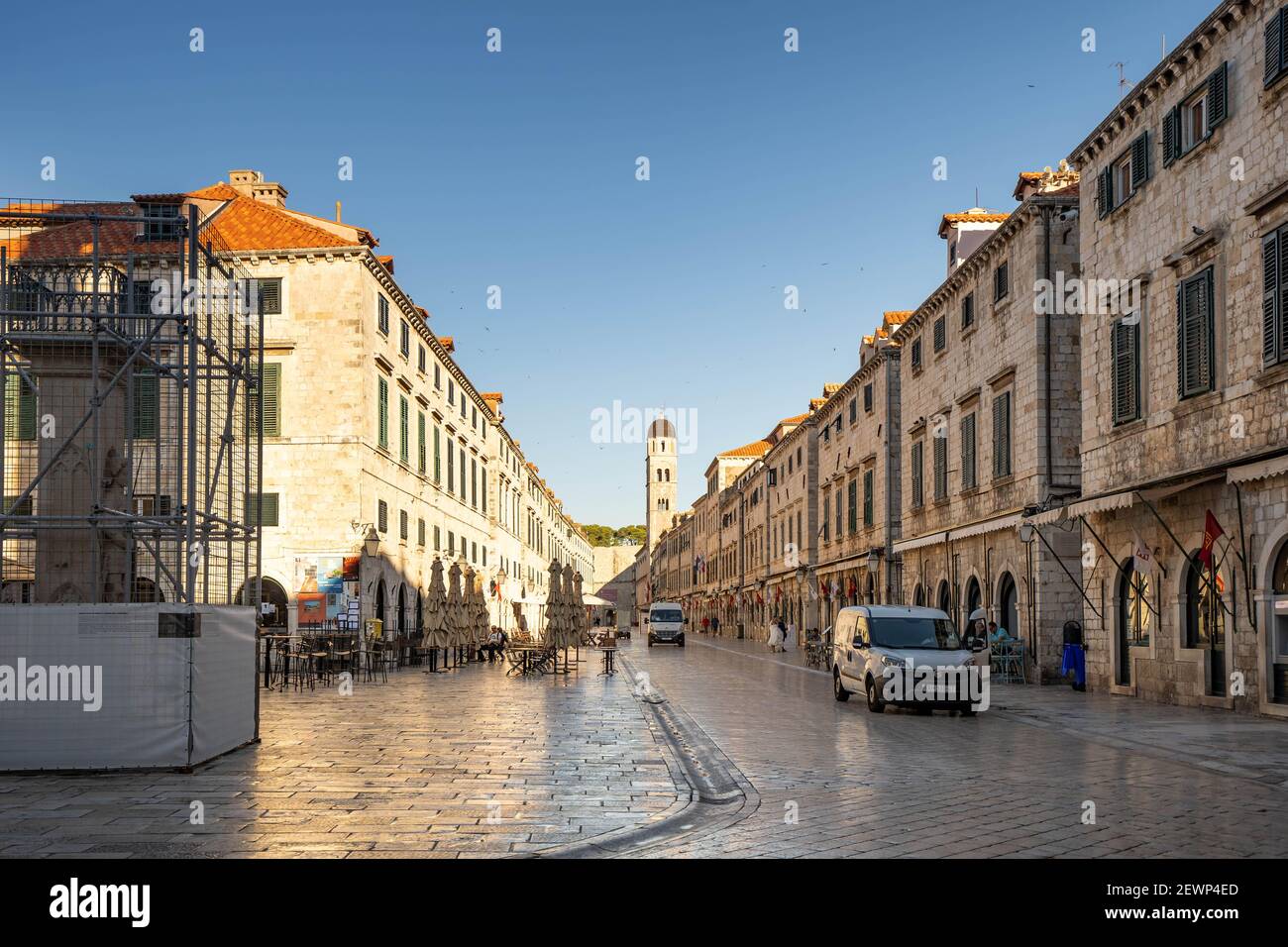 Dubrovnik, Croazia - Agosto 22, 2020: Vista della torre campanaria da via vuota stradun nel centro storico alba mattina Foto Stock