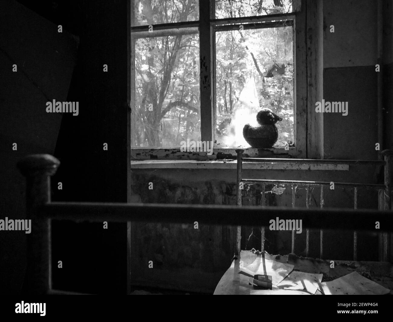 Nero e bianco ancora di bambino´s camera con giocattolo anatra sparato in abbandono edificio nella zona, zona intorno a Chernobyl & Pripyat, Ucraina Foto Stock