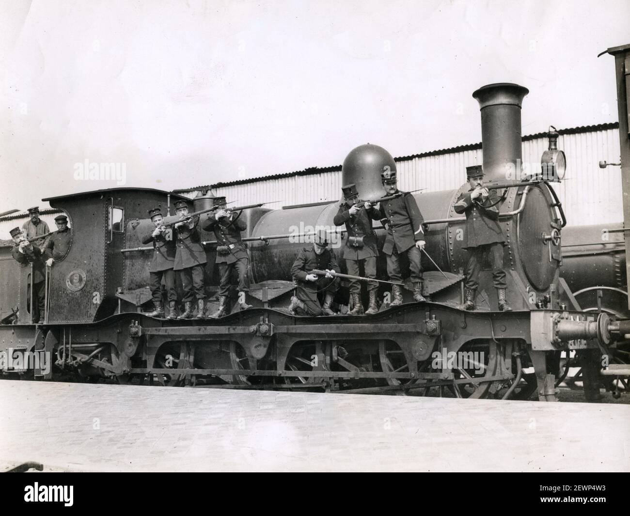 Fotografia d'epoca della prima guerra mondiale - prima guerra mondiale: Soldati su un motore ferroviario, Mechelen, Malines, Belgio Foto Stock