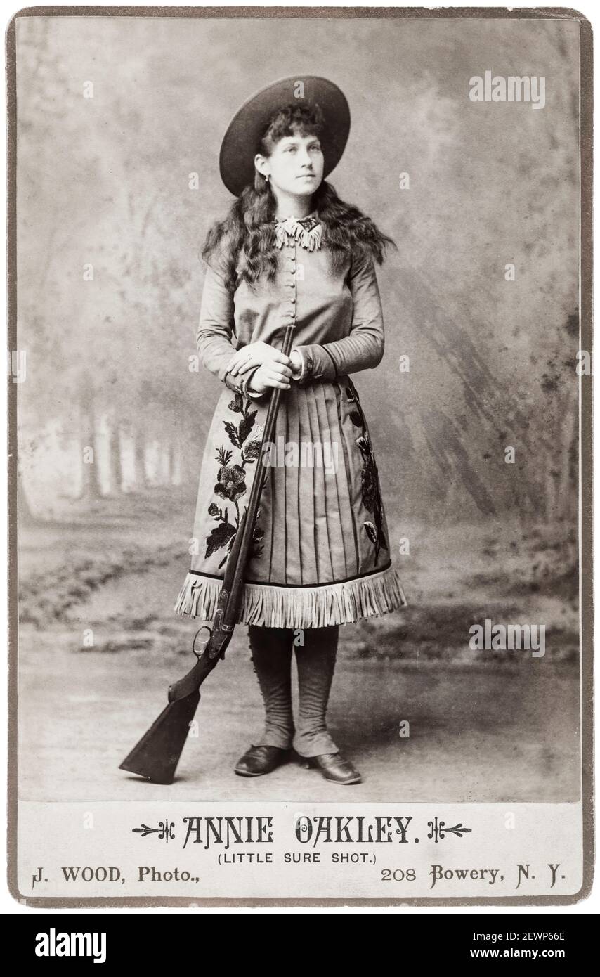 Annie Oakley (1860-1926), sharpshooter americano protagonista del Buffalo Bill's Wild West Show, fotografia ritratto di John Wood, circa 1885 Foto Stock