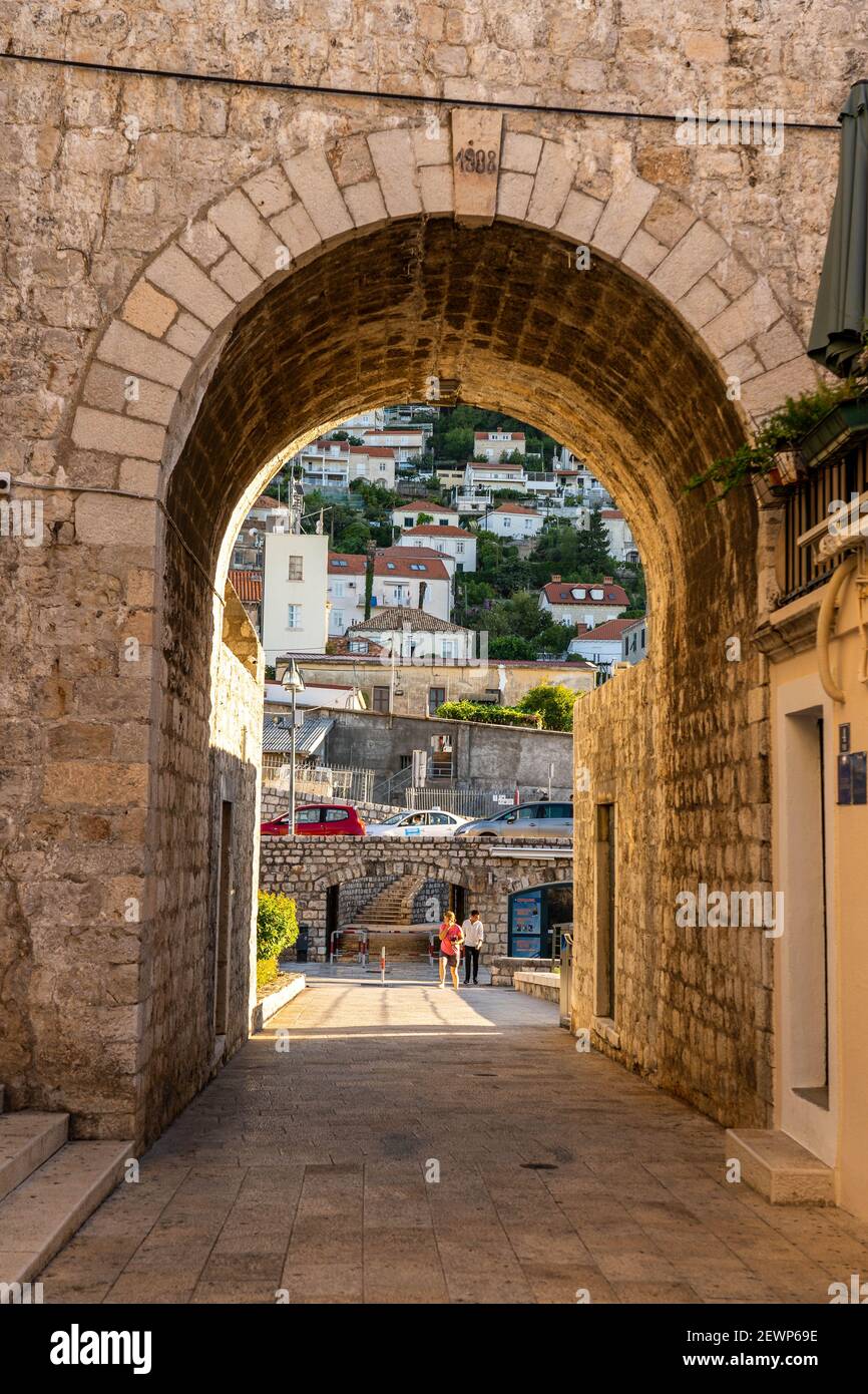 Dubrovnik, Croazia - 22 agosto 2020: Mura della città porta d'ingresso vuota nella città vecchia in estate mattina Foto Stock