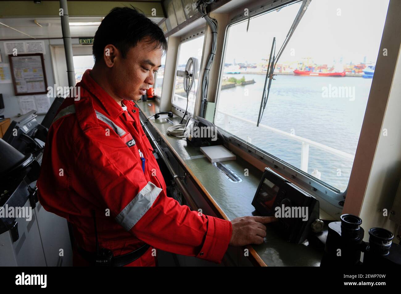 GERMANIA, marinaio filippino, capitano sul ponte nautico di MV Chaiten al porto di Amburgo, finestra anteriore sul ponte delle navi Foto Stock
