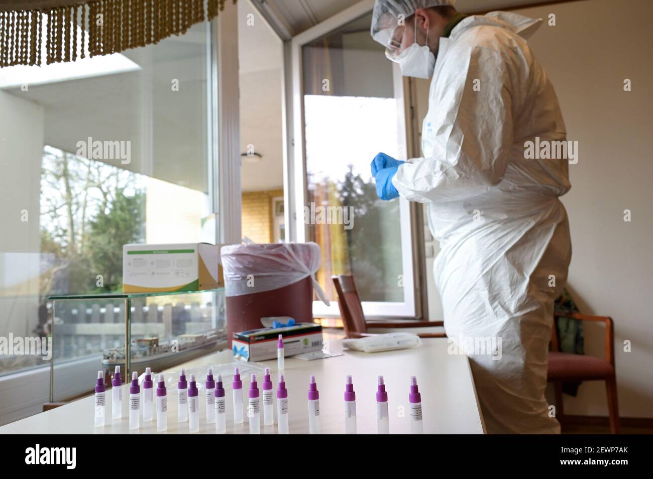 GERMANIA, Amburgo, pandemia corona, test rapidi per i visitatori e il personale in casa di cura per le persone anziane, test rapido PoC-antigene della società cinese Beijing Hotten Biotech Co., test effettuato dall'esercito tedesco soldati Bundeswehr Foto Stock