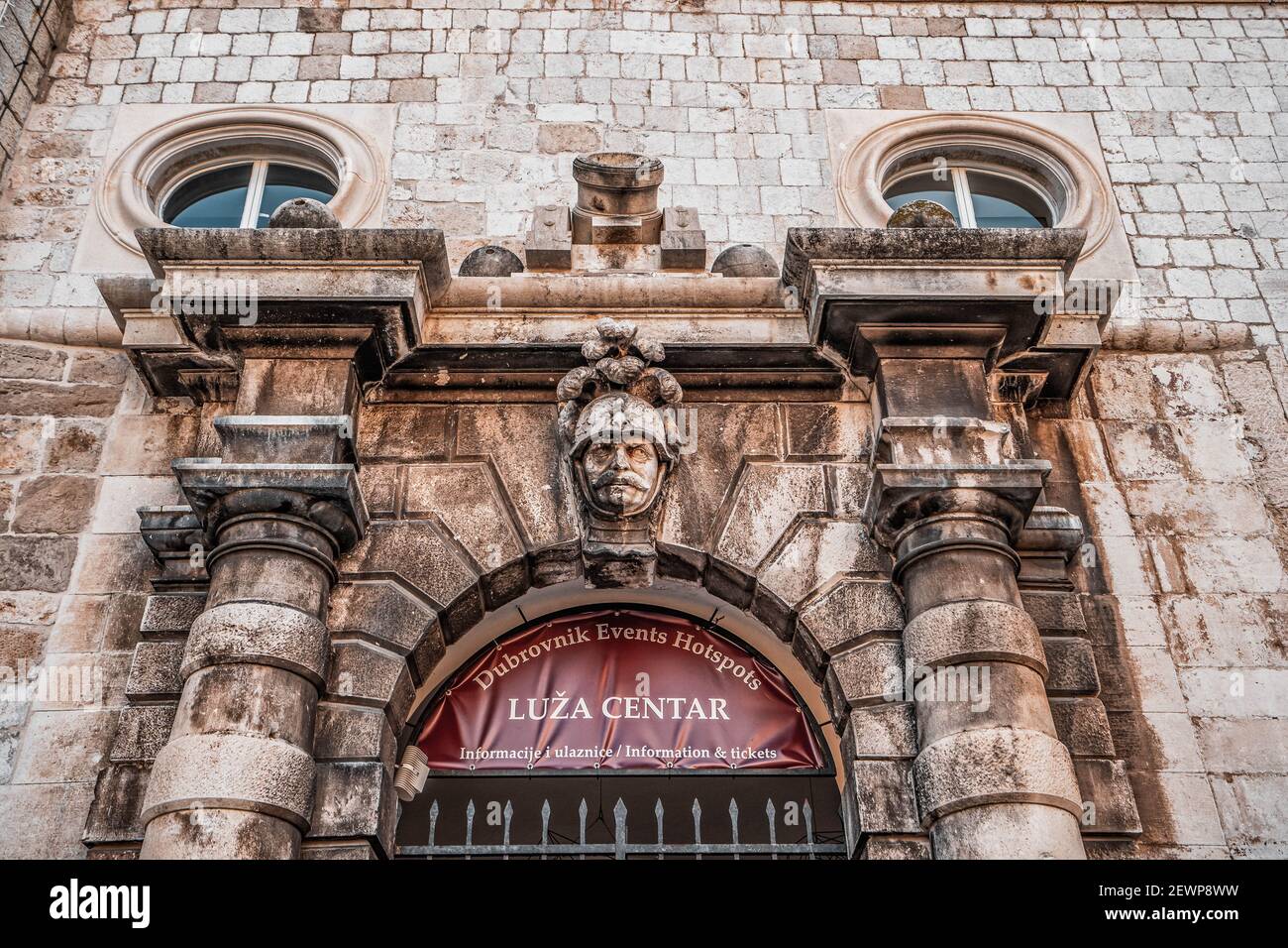 Dubrovnik, Croazia - Agosto 22, 2020: Facciata del Museo in Piazza Luza vuota vicino Stradun strada Foto Stock