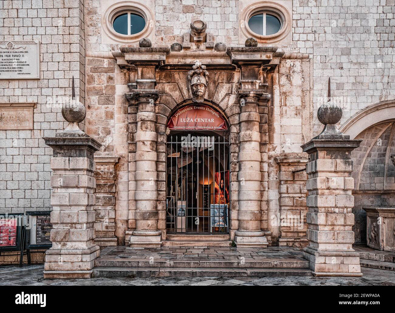 Dubrovnik, Croazia - Agosto 22, 2020: Facciata del Museo in Piazza Luza vuota vicino Stradun strada Foto Stock