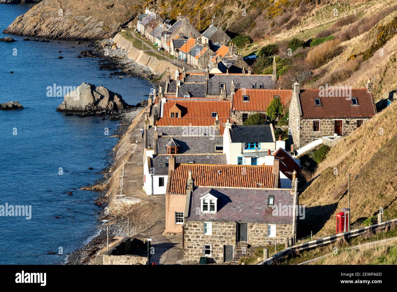 CROVIE VILLAGGIO ABERDEENSHIRE SCOZIA UNA FILA DI CASE E ROSSO TEGOLE DEL TETTO Foto Stock