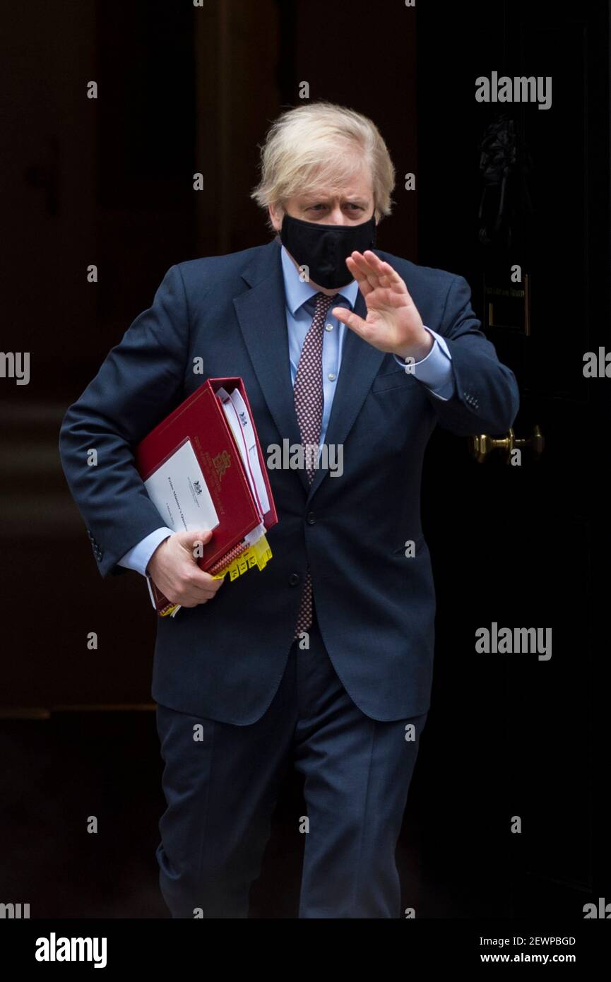 Londra, Regno Unito. 3 marzo 2021. Boris Johnson, primo Ministro, lascia il numero 10 di Downing Street per il tempo delle interrogazioni del primo Ministro alla Camera dei Comuni. Rishi Sunak, Cancelliere dello scacchiere, terrà in seguito il suo discorso sul bilancio. Credit: Stephen Chung / Alamy Live News Foto Stock