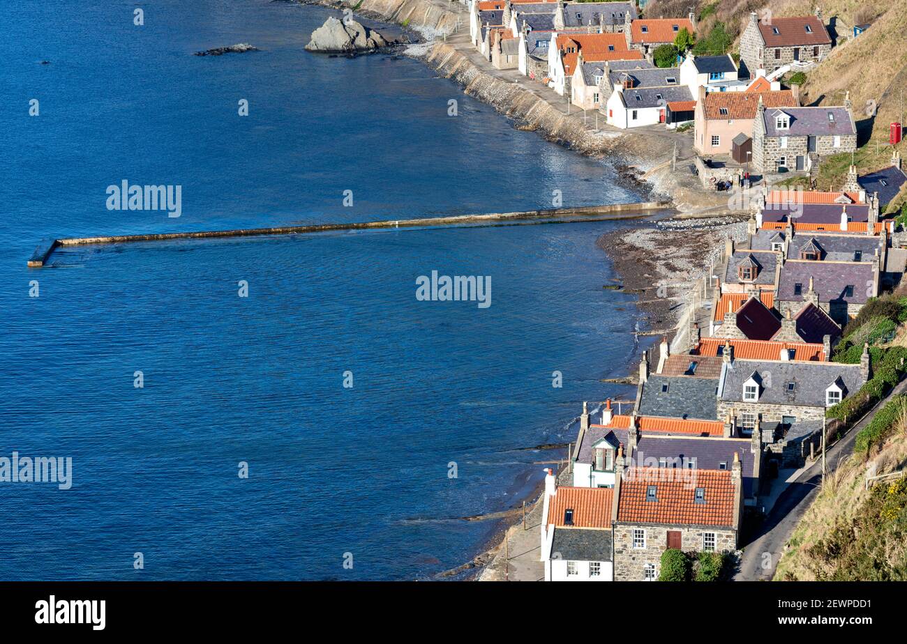CROVIE VILLAGGIO ABERDEENSHIRE SCOZIA LA FILA DI CASE JETTY MURO E IL MARE BLU DELLA BAIA Foto Stock