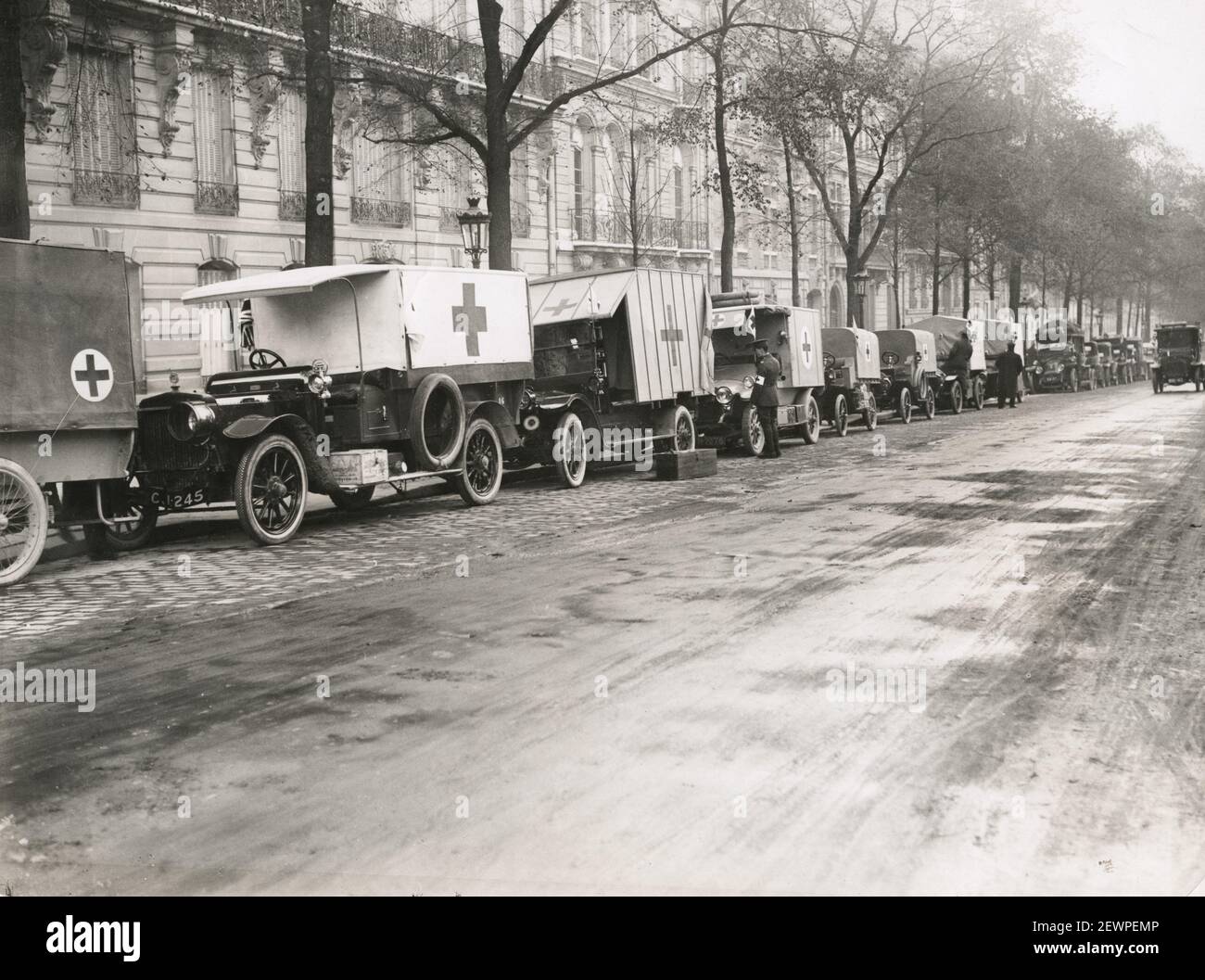 Fotografia d'epoca della prima guerra mondiale - prima guerra mondiale: Ambulanze della Croce Rossa Britannica a Parigi Foto Stock