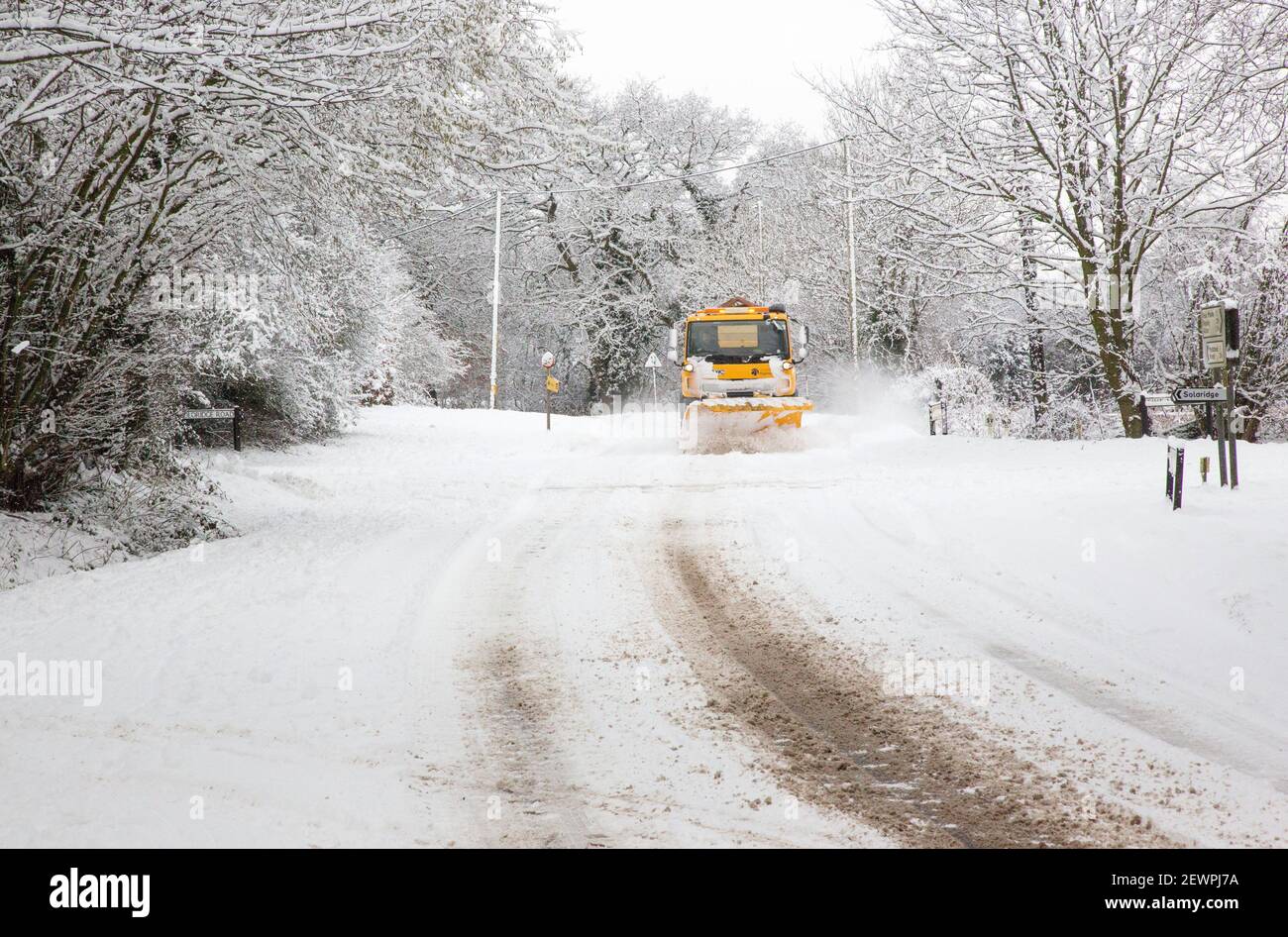 Hampshire County Council gritter camion e spazzaneve, Lymington Bottom Road, Medstead, Alton, Hampshire. Foto Stock