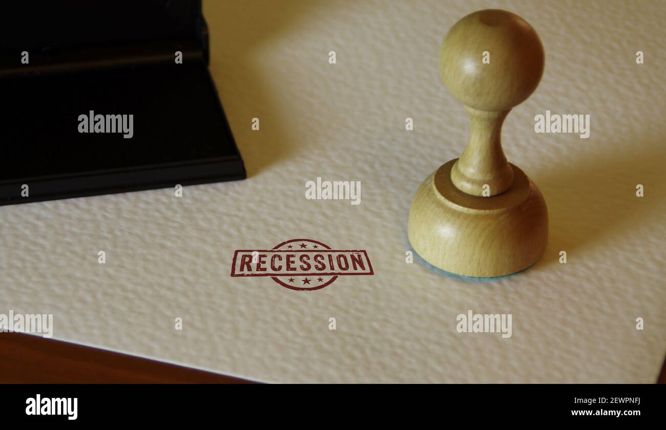 Francobollo di recessione e la mano di stampaggio. Depressione globale, rischio di recesso, economia e concetto finanziario. Foto Stock
