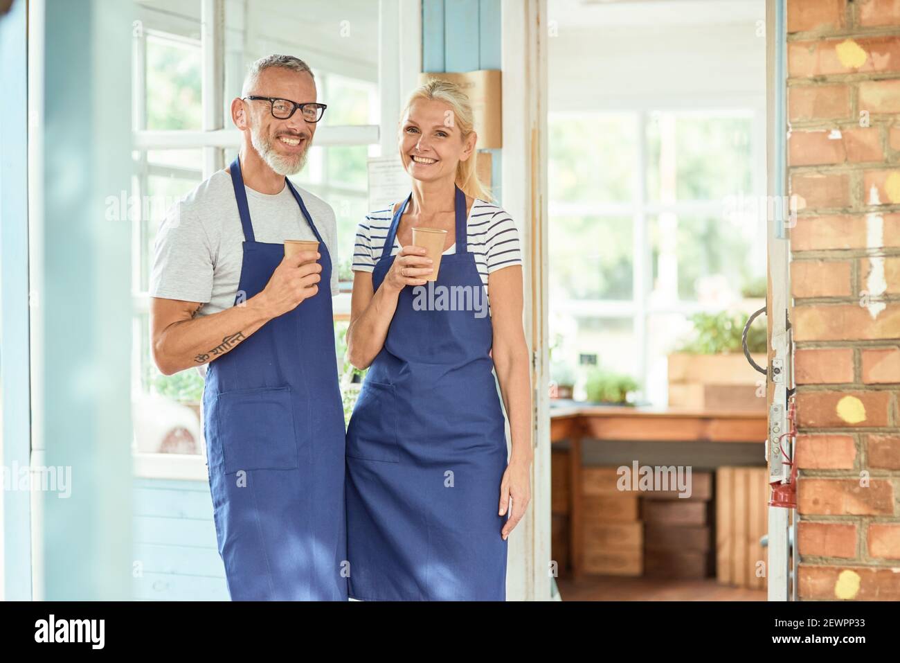 Coppia caucasica di mezza età che beve caffè durante il riposo della giornata lavorativa Foto Stock