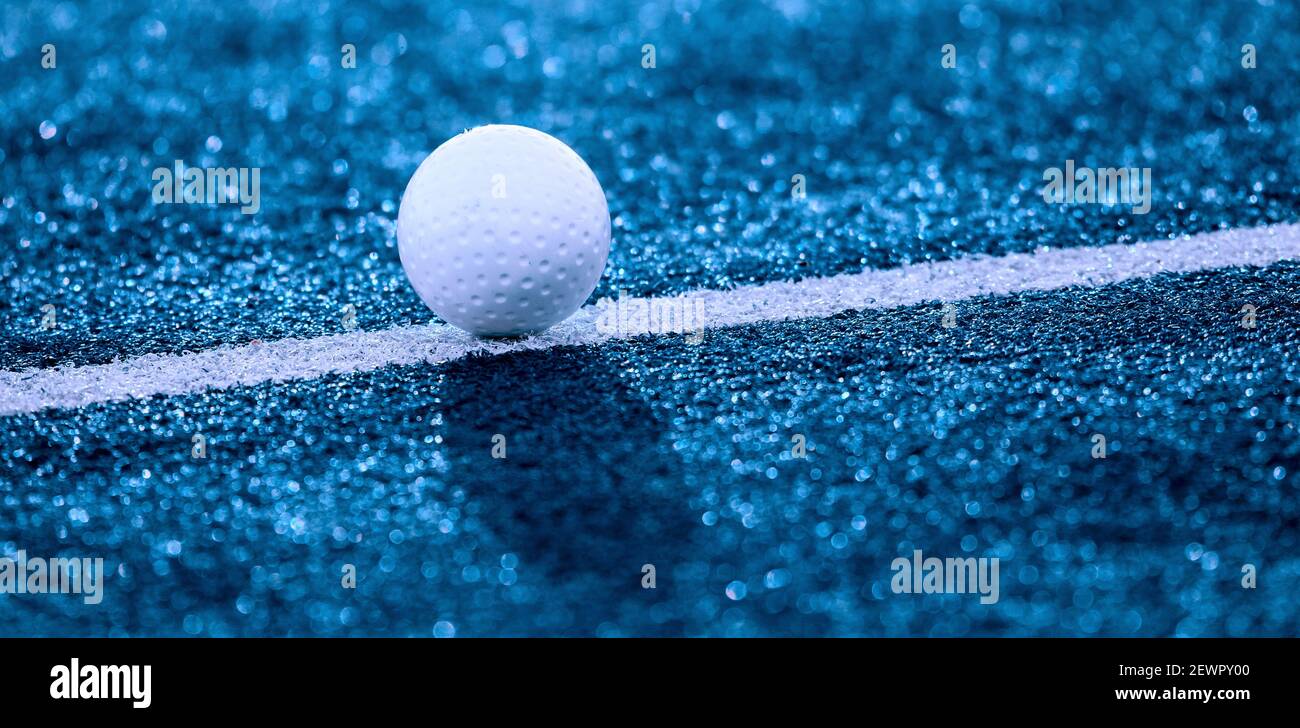 Pallina bianca per giocare a hockey da campo. Filtro di colore blu Foto Stock