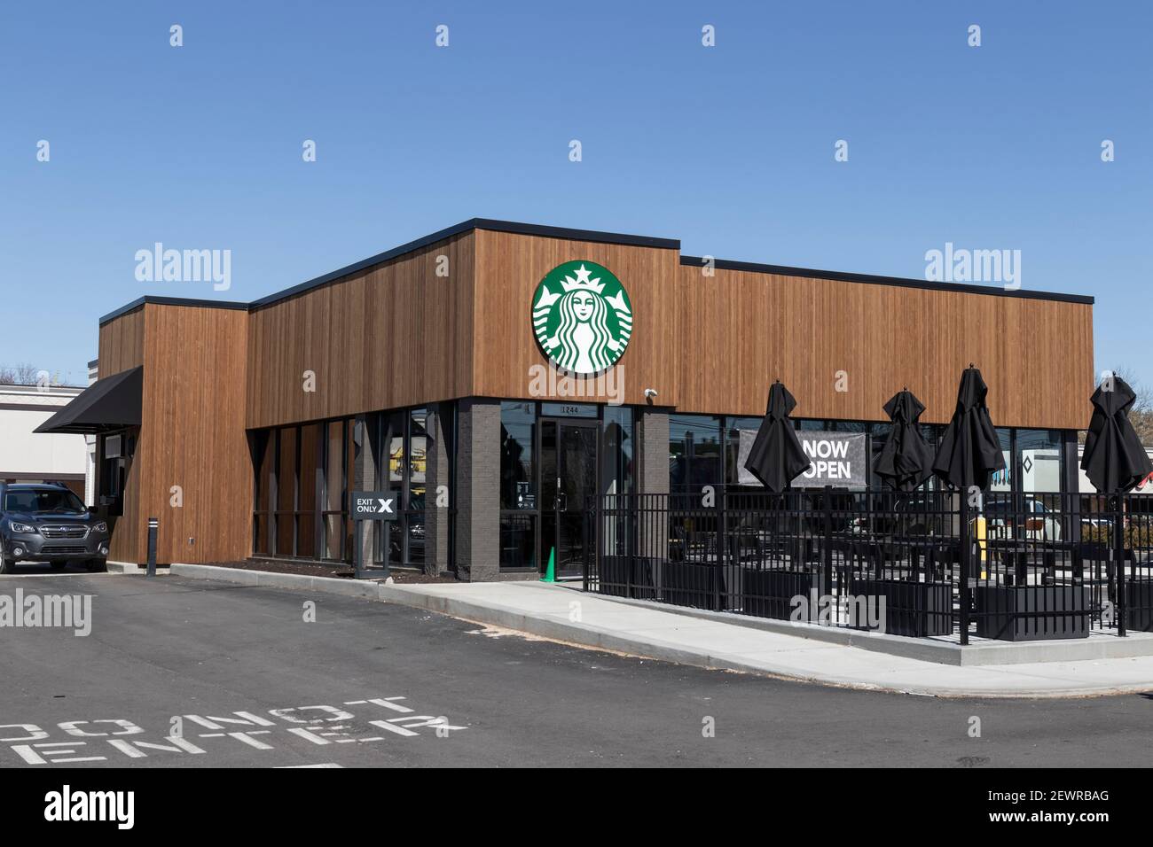 Indianapolis - circa Marzo 2021: Starbucks al dettaglio Coffee Store. Ogni anno, Starbucks celebra l'autunno con i lattici di spezie di zucca. Foto Stock