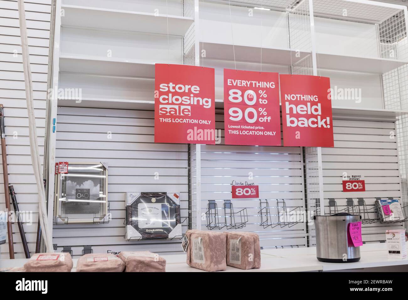 Indianapolis - circa febbraio 2021: Chiusura del negozio e grandi cartelli di sconto esposti a un presto di essere fuori di vendita di liquidazione commerciale. Tutto deve andare Foto Stock