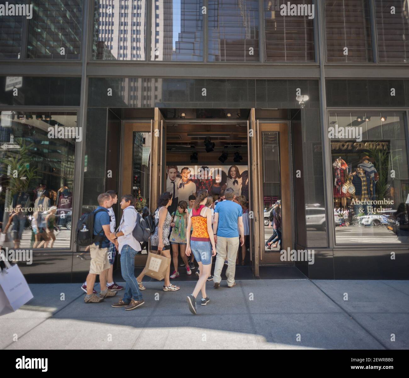 Il negozio Abercrombie & Fitch sulla Fifth Avenue a New York lunedì 29  agosto 2016. Abercrombie & Fitch è riferito di essere in colloqui con  American Eagle ed Express su un'acquisizione. (Foto