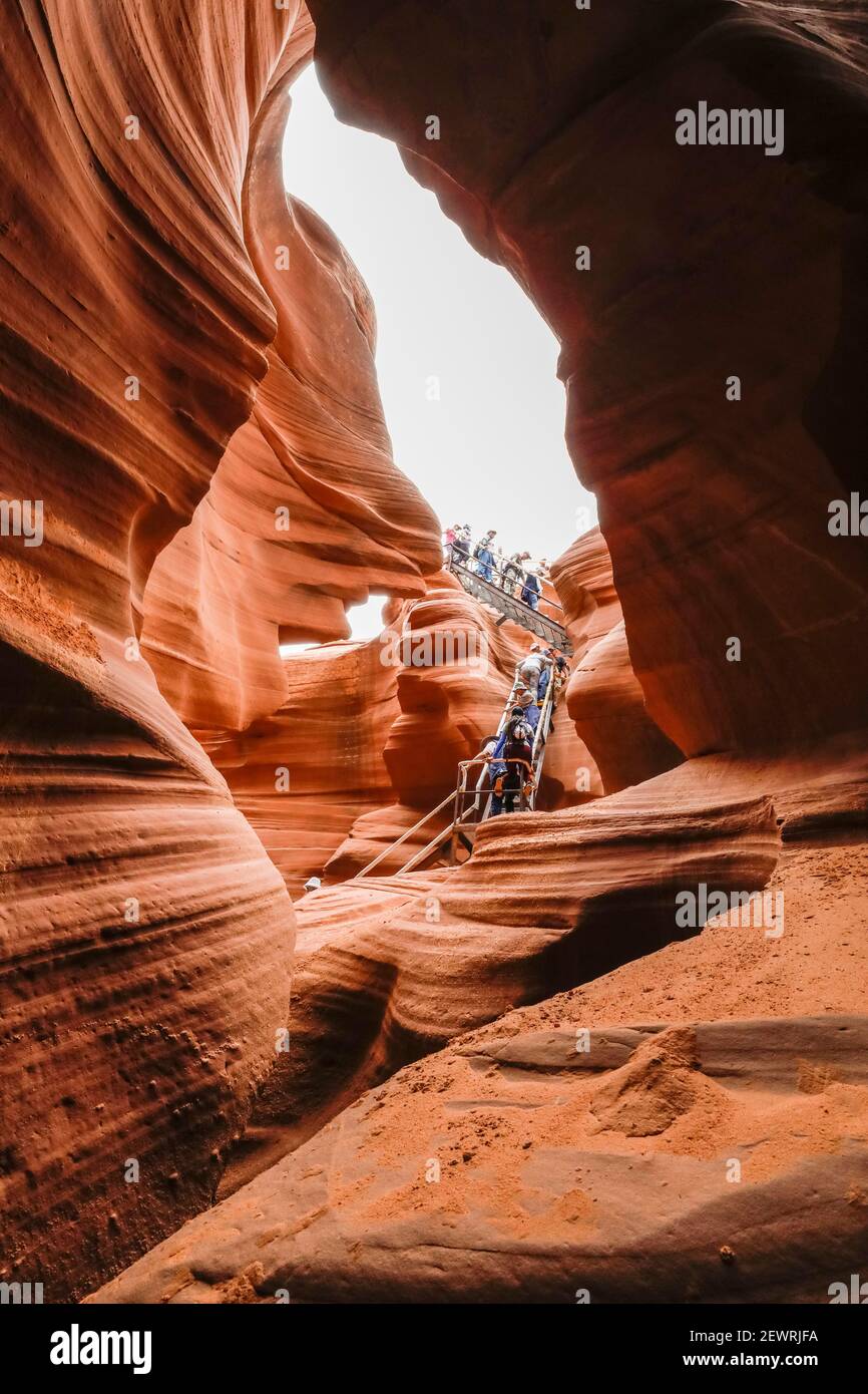 I turisti esplorano uno slot canyon nell'Upper Antelope Canyon, Navajo Land, Arizona, Stati Uniti d'America, Nord America Foto Stock