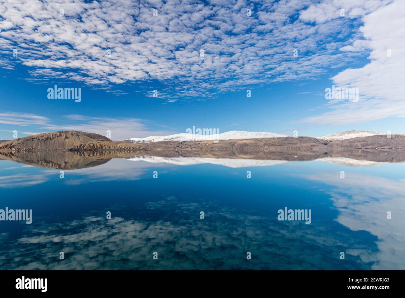 Riflessioni nelle acque calme di Makinson Inlet, Ellesmere Island, Nunavut, Canada, Nord America Foto Stock