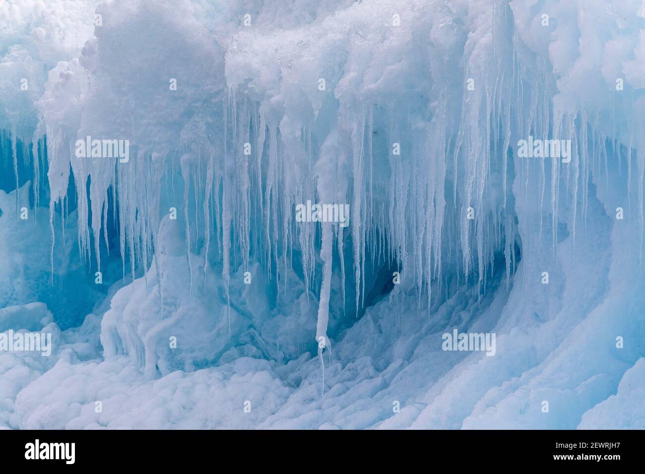 Le iciclette si formano dalla fusione e dal rifreezing sull'iceberg a Devil'Island, Weddell Sea, Antartide, regioni polari Foto Stock