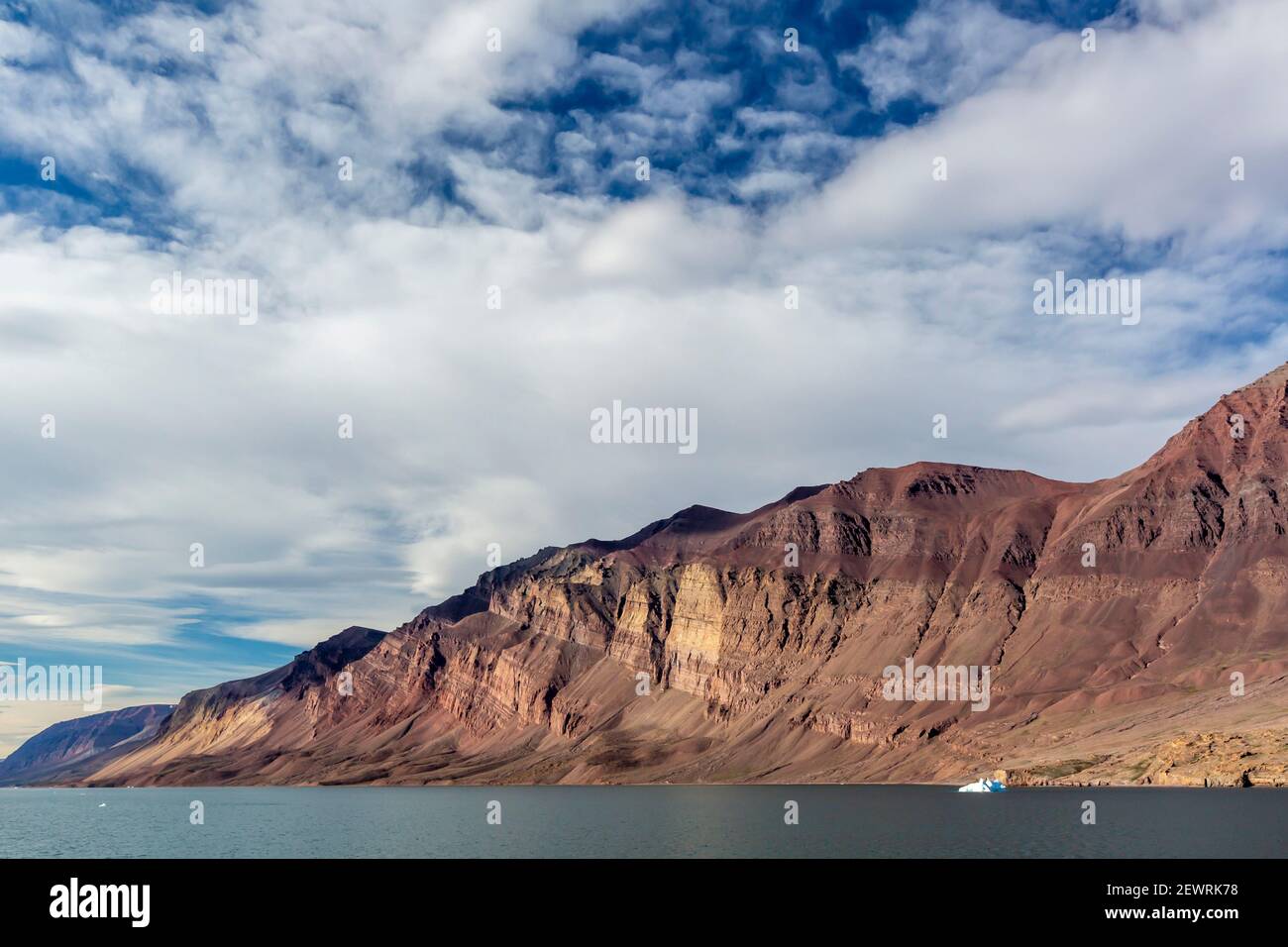 Mackenzie Bay (Mackenzie Bugt), una baia del Mar di Groenlandia in Re Cristiano X Land, Groenlandia, regioni polari Foto Stock