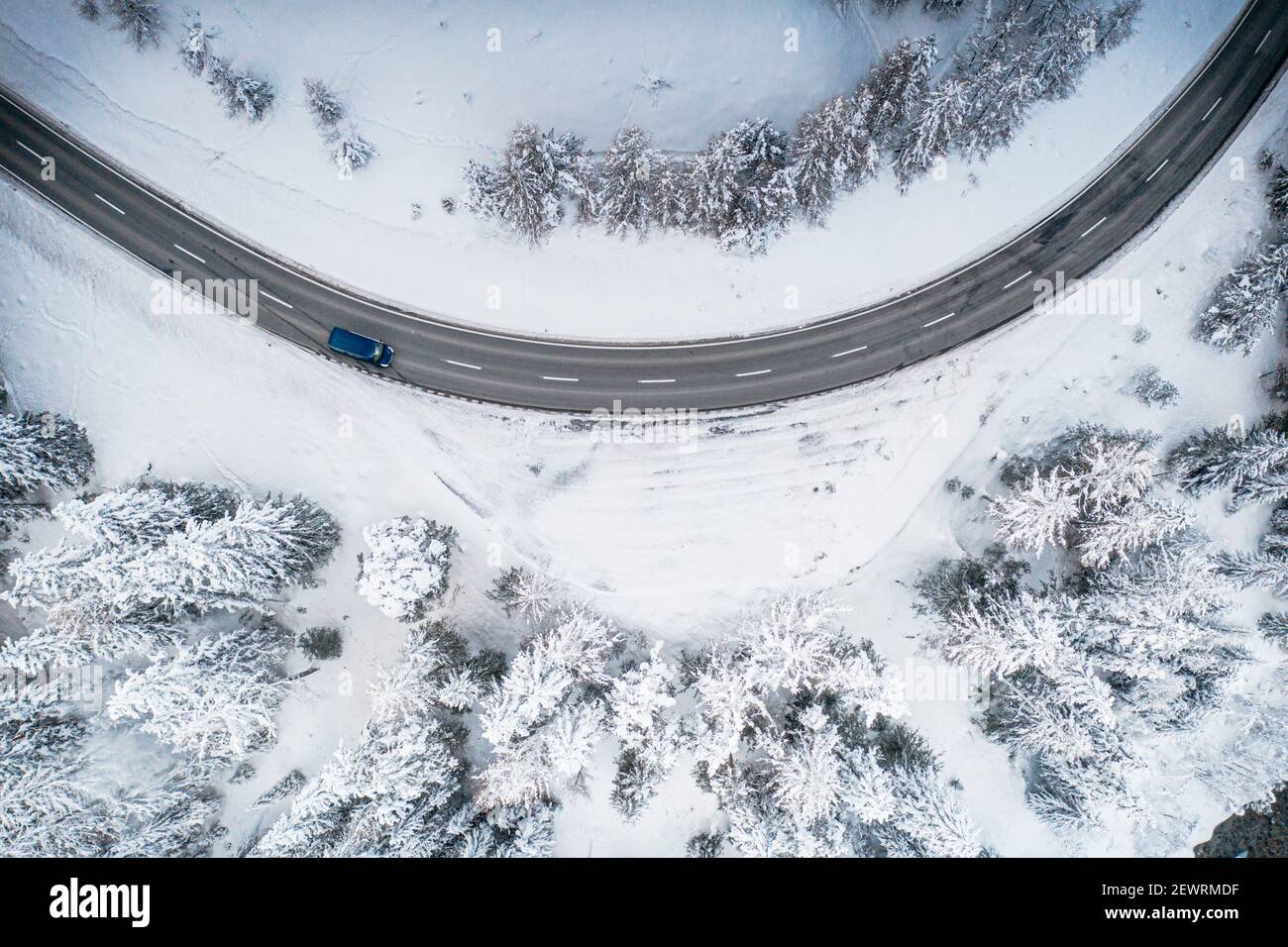 Auto in curva su strade di montagna innevate dall'alto, Svizzera, Europa Foto Stock