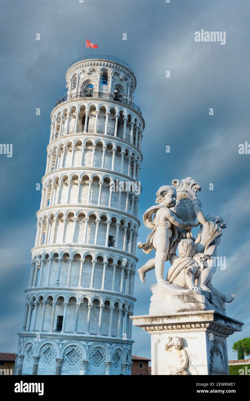 Alta sezione della Torre Pendente di Pisa e statue di marmo della fontana, patrimonio dell'umanità dell'UNESCO, Pisa, Toscana, Italia, Europa Foto Stock