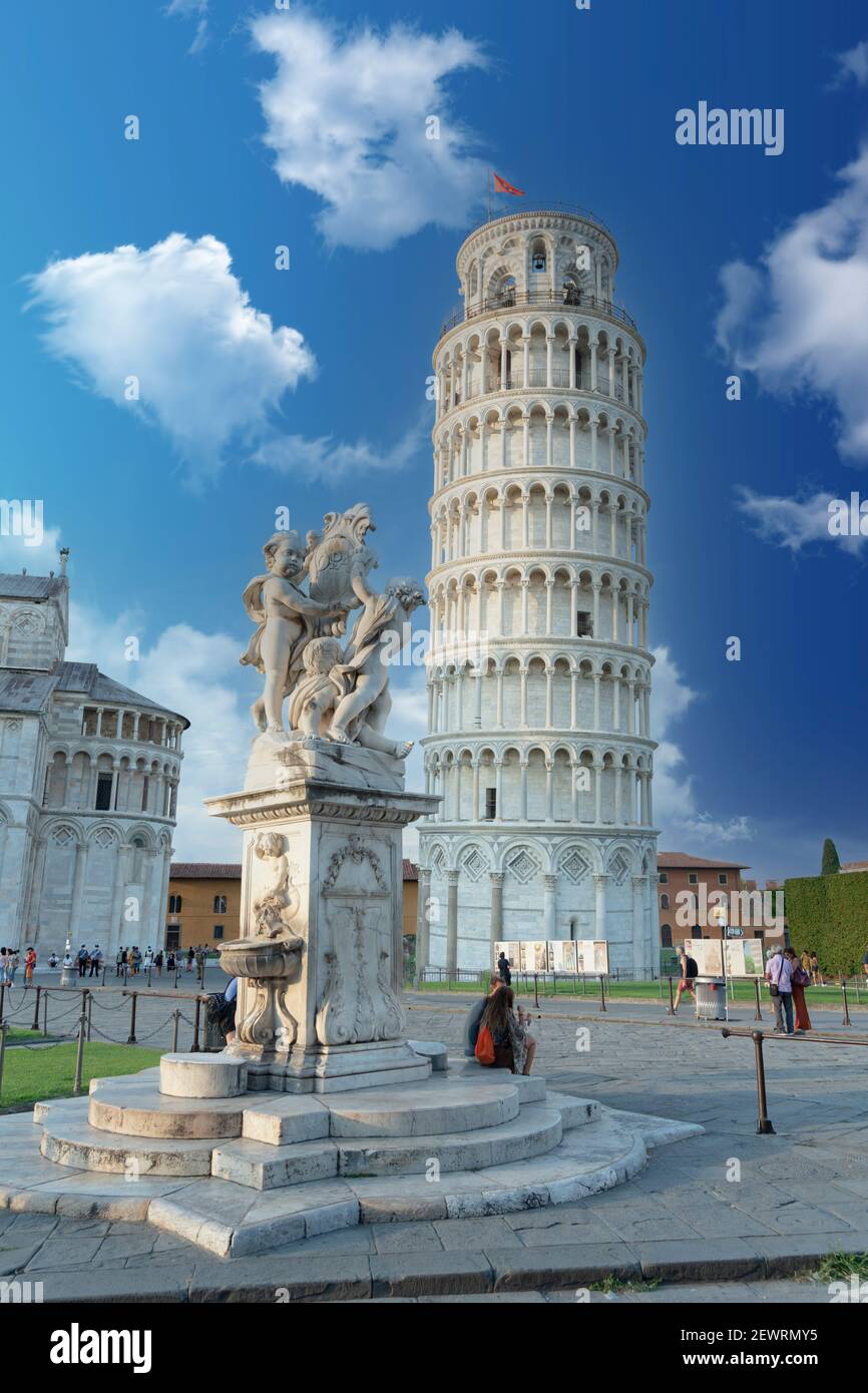 I turisti ammirano la fontana rinascimentale e la Torre Pendente di Pisa in estate, Patrimonio dell'Umanità dell'UNESCO, Pisa, Toscana, Italia, Europa Foto Stock