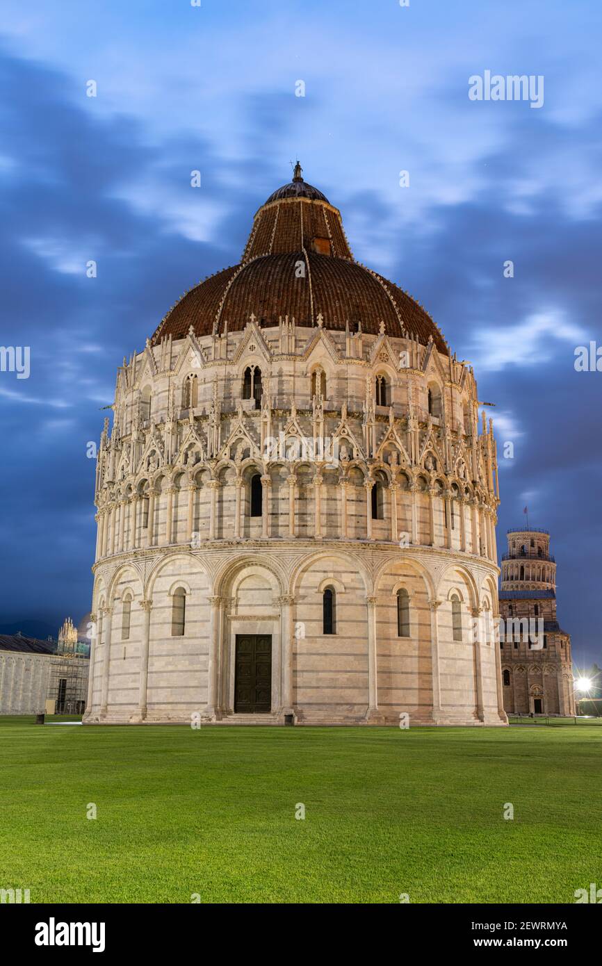 Vista frontale del Battistero di San Giovanni al tramonto a Pisa, Piazza dei Miracoli (Piazza del Duomo), Sito Patrimonio dell'Umanità dell'UNESCO, Pisa, Toscana, Italia, Europa Foto Stock