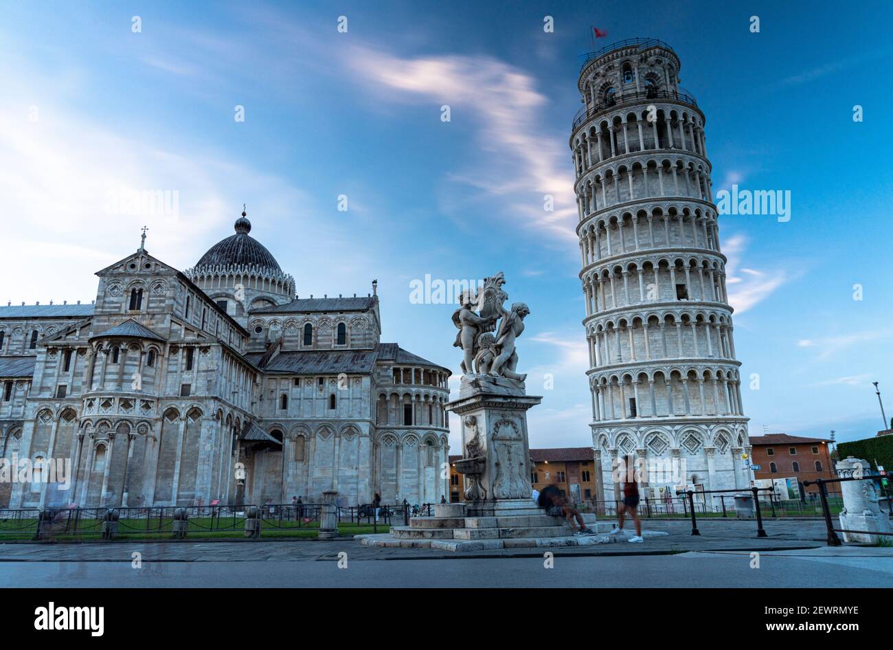 La famosa Piazza dei Miracoli con il Duomo di Pisa e la Torre Pendente, Patrimonio dell'Umanità dell'UNESCO, Pisa, Toscana, Italia, Europa Foto Stock