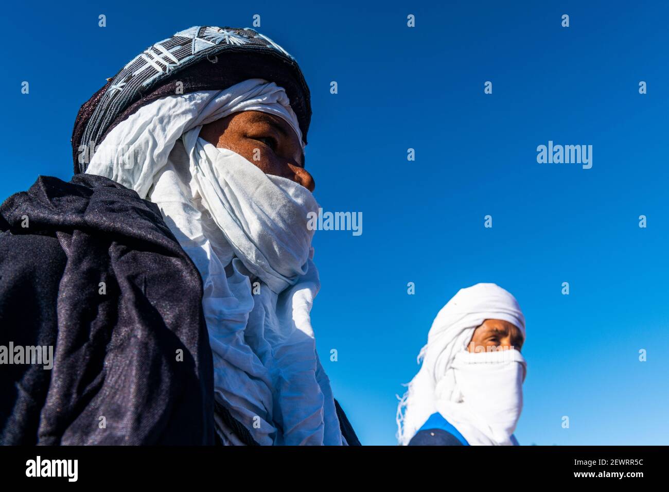 Tuareg vestiti tradizionali, Oasi di Timia, Air Mountains, Niger, Africa Foto Stock