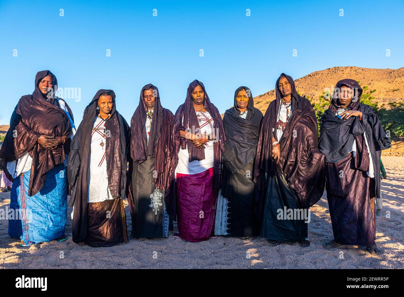 Donne tradizionali vestite Tuareg, Oasi di Timia, Air Mountains, Niger, Africa Foto Stock