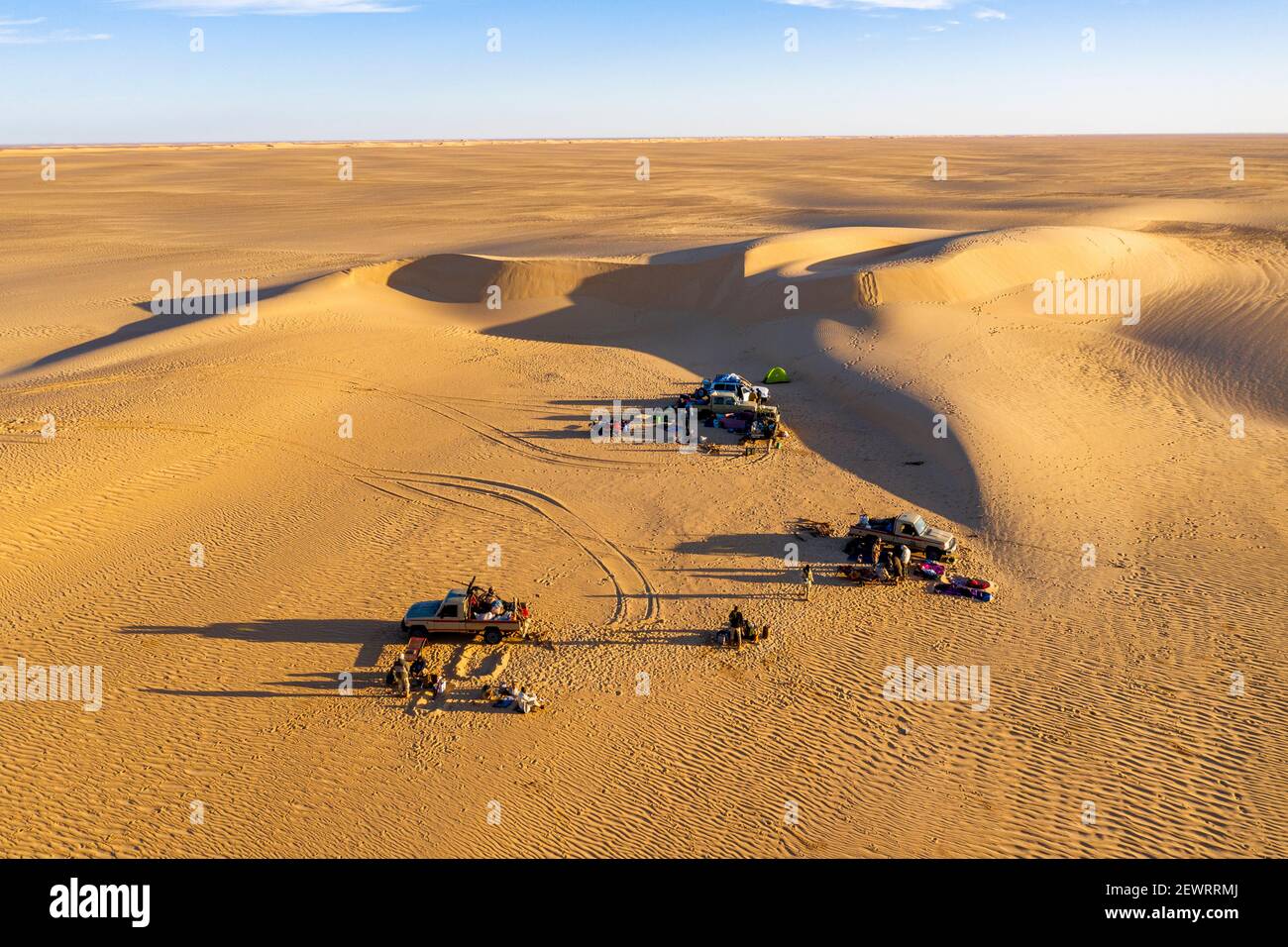 Campeggiatori nelle dune di sabbia del deserto del tenere, Sahara, Niger, Africa Foto Stock