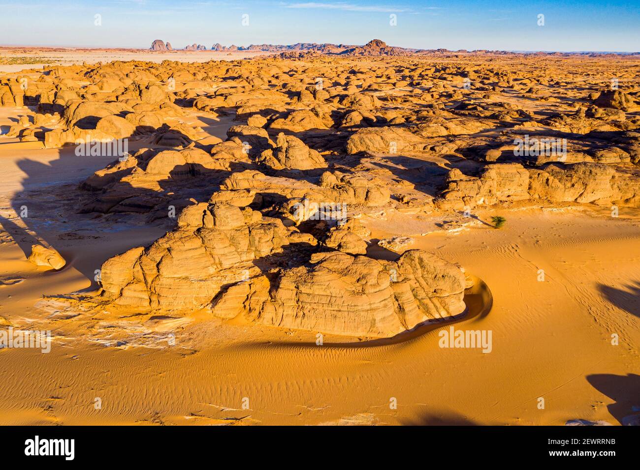 Aereo di belle formazioni rocciose nell'altopiano del Djado, deserto del Tenere, Sahara, Niger, Africa Foto Stock