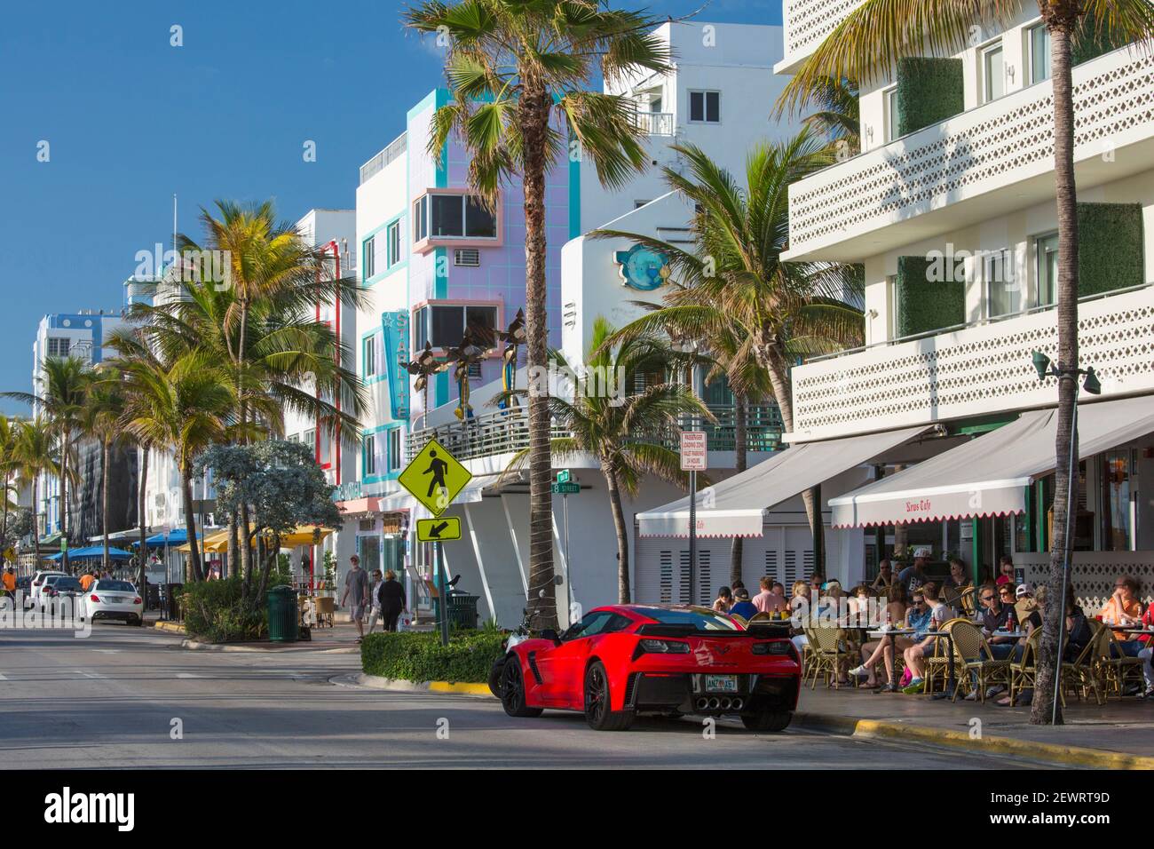 Vista lungo Ocean Drive, Chevrolet Corvette rosso prominente, Art Deco quartiere storico, South Beach, Miami Beach, Florida, Stati Uniti d'America Foto Stock