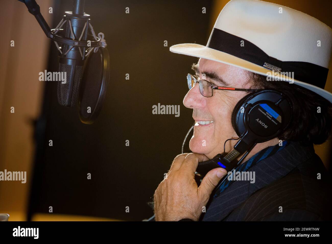 Il compositore e attore al Bano (Albano Carrisi) nello studio di  registrazione. Milano (Italia), 22 marzo 2016 (Foto di Marco  Piraccini/Mondadori Portfolio/Sipa USA Foto stock - Alamy