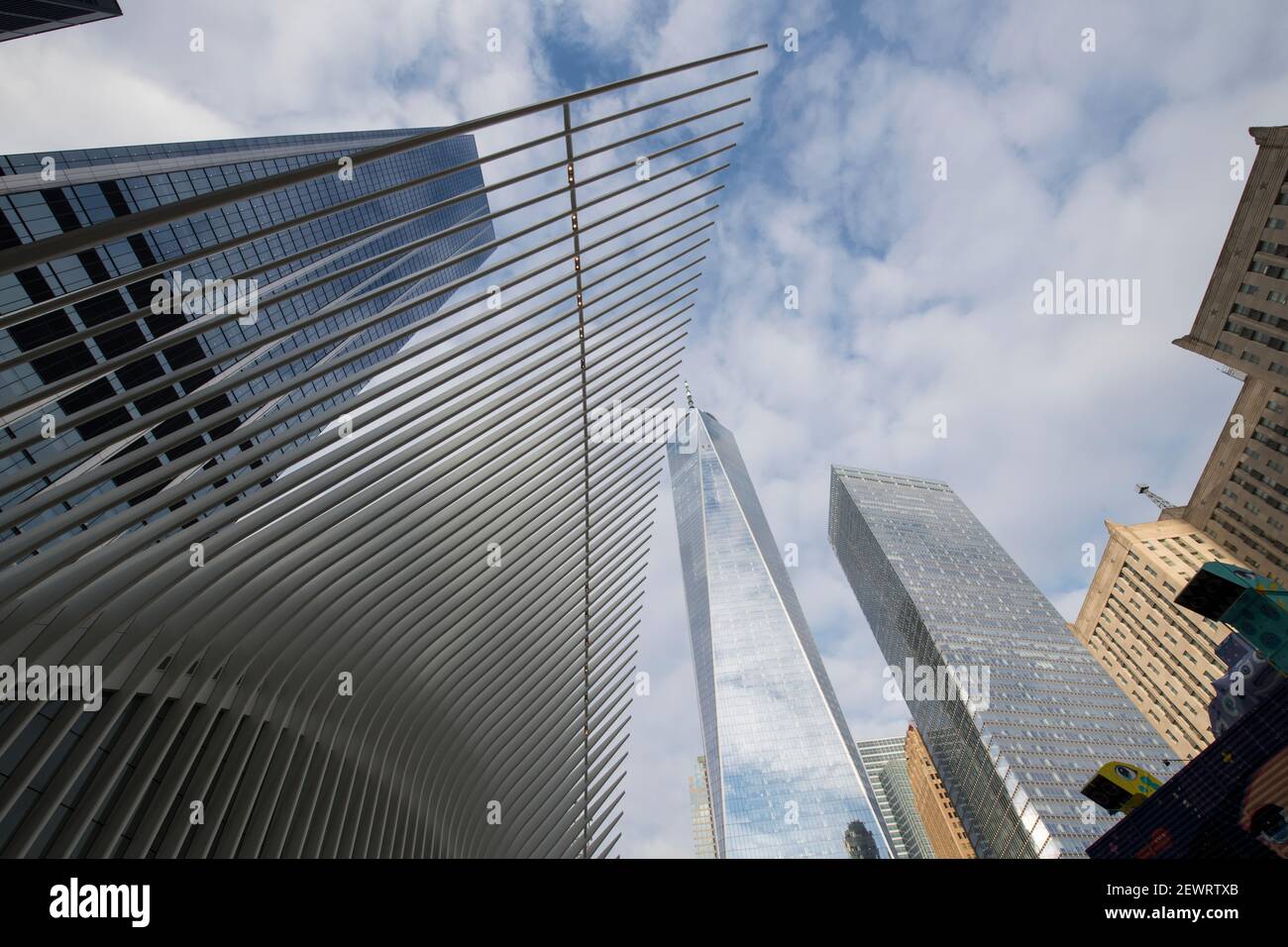 Edificio Oculus e alti edifici a Lower Manhattan, l'Oculus è una stazione ferroviaria presso il sito del World Trade Center, New York City, New York Foto Stock