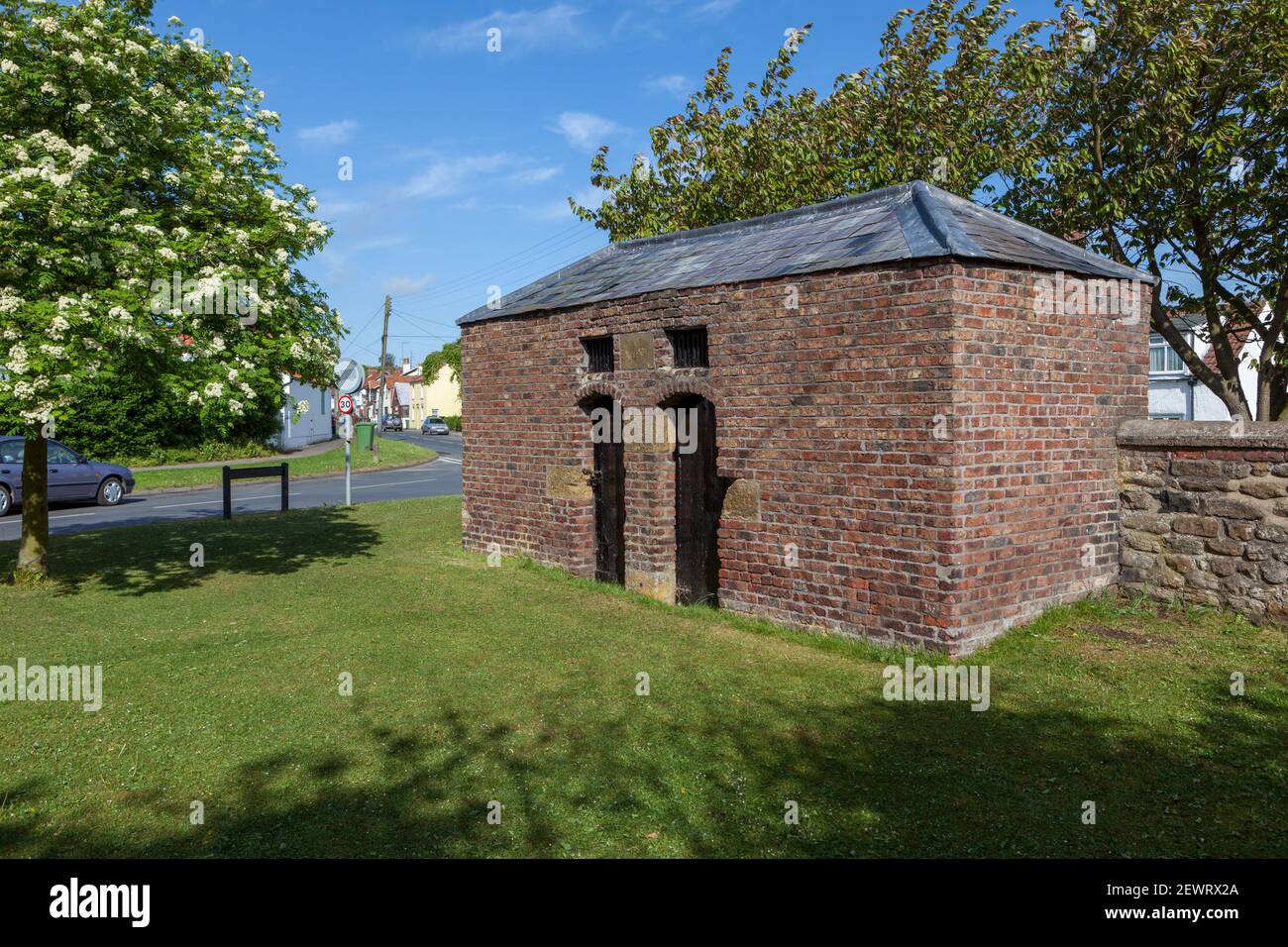 Il vecchio blocco storico in mattoni villaggio costruito a Hunmanby, North Yorkshire Foto Stock